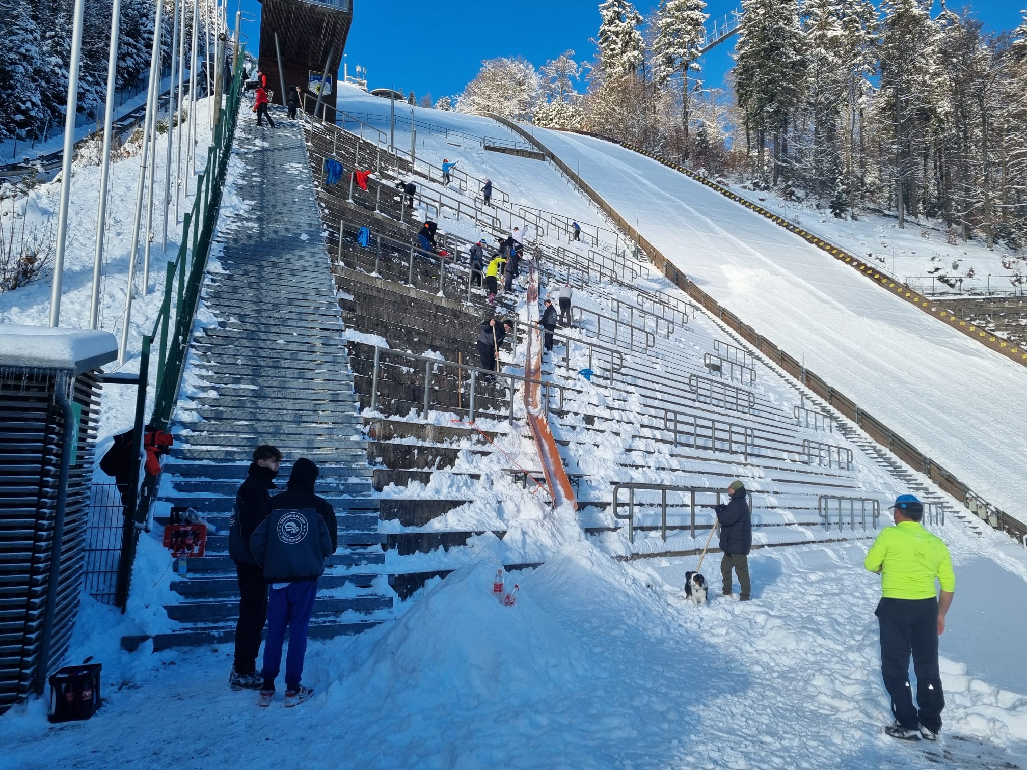 Der Schneefall macht einen weiteren Arbeitseinsatz an der Mühlenkopfschanze notwendig - Fotos: Ski-Club Willingen
